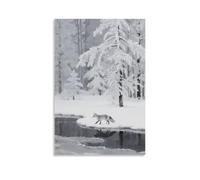 Poster contemporain à suspendre représentant un renard argenté sur le lac gelé, sa queue balayant des cristaux de glace, avec une forêt de rime sur la rive opposée 60 x 90 cm