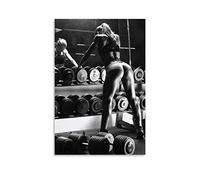 Poster de salle de sport noir et blanc avec photo de femme debout devant une barre d'haltère - Art mural - Décoration moderne pour chambre à coucher - 40 x 60 cm