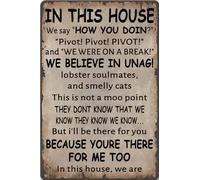 Poster rétro avec citations amusantes en métal « In This House We Are Friends » - Décoration murale vintage pour maison, bar, cave, cuisine, restaurant, magasin - 30,5 x 20,3 cm - Beige