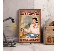 Poster rétro « Never Underestimate A Lady Who Is Secretary » - Cadeau de secrétaire - Affiche féministe - Décoration de secrétaire - Plaque en métal - 15,2 x 20,3 cm