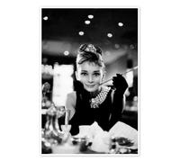 Posterlounge Audrey Hepburn dans Diamants sur canapé Poster de Celebrity Collection 40 x 60 cm Noir et blanc Tableaux Décoration murale