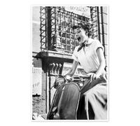 Posterlounge Audrey Hepburn en scooter Poster de Celebrity Collection 70 x 100 cm Noir et blanc Tableaux Décoration murale