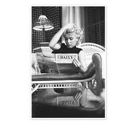 Posterlounge Marilyn Monroe lisant le journal Poster de Celebrity Collection 20 x 30 cm Noir et blanc Tableaux Décoration murale