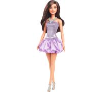 Poup e Barbie Fashionistas #234 aux cheveux bruns portant une robe paillettes violette avec jupe satin e, collier argent et talons