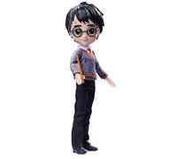 Wizarding World POUPÉE 20 CM HARRY POTTER - Poupée figurine Articulée Harry Potter 20 cm - Avec Baguette Magique et Tenue Uniforme Poudlard à collectionner - 6061836 - Jouet Enfant 5 ans et +