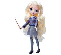 POUPÉE 20 CM LUNA LOVEGOOD WIZARDING WORLD - Poupée figurine Articulée Luna Lovegood 20 cm Avec Baguette Magique et Uniforme de Poudlard - 6061838 - Jouet Enfant 5 ans et +