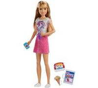 Barbie poupée Skipper Baby-Sitter, cheveux blonds, jupe, 5 accessoires (téléphone, biberon) FXG91