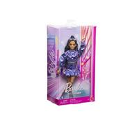 Barbie Poupée Barbie Deluxe Style n° 7 avec haut et jupe bleu métallisé, cheveux bruns ondulés, bijoux argentés, sac à main orné de cristaux et lunettes de soleil en guise d’accessoires,JFP42