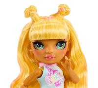 RAINBOW HIGH Junior High Rock Band - Sunny - Poupée Mannequin Jaune de 23 cm avec Guitare, Personnalisable avec des Autocollants, Articulée, Jouet Mignon pour Enfants Dès 4 Ans