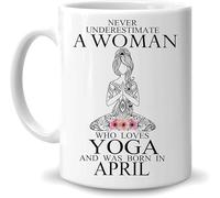 Pour les filles qui aiment le yoga, les professeurs de yoga et les instructrices - Ne sous-estimez jamais une femme qui aime le yoga et qui est née en avril. Tasse à café et à thé en céramique blanche