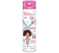Prenez soin des cheveux bouclés de votre enfant.