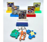 Présentoir de cartes Pokémon TCG - Pack de 6 supports TCG compatibles avec pochettes et top-loader + 3 porte-clés Pokémon initiaux - Accessoires pour cartes à collectionner et cadeau pour fans