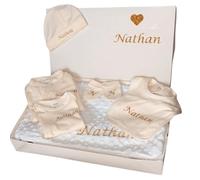 Prestige box creation Cadeau Naissance BÉBÉ PERSONNALISÉ avec Set Vêtements pour Bébé - Pret à Offir - Personnalisable avec Prénom - 0 à 3 Mois - Garçon ou Fille - Kit Nouveau Né 6 Piéces