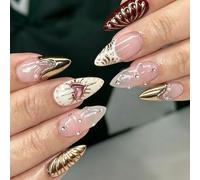 Prêt à porter pour une manucure avec des faux ongles en amande | Art en couches 3D, tons neutres nus, détails chromés dorés, pièce maîtresse en forme de cœur, finition tendance