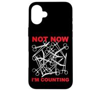 Professionnel médical Not Now I'm Counting Surgical Tech Coque pour iPhone 16 Plus