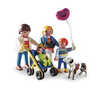 Promenade en famille avec une poussette
