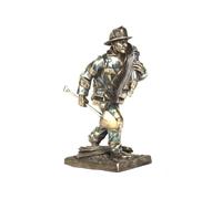 PTC Figurine en résine de 21 cm - Pompier répondant à Un Appel de Sauvetage
