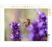 Puzzle · Abeille en vol sur Une ortie odorante | Macrophotographie d'une abeille en vol parmi des fleurs… · 1000 pièces · Format assemblé 64 × 48 cm · CALVENDO Puzzle