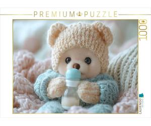 Puzzle · Adorable Ourson en Peluche avec biberon - Un Moment de sécurité | Doux nounours avec biberon dans un doux vêtement en tricot · 1000 pièces · Format assemblé 64 × 48 cm · CALVENDO Puzzle