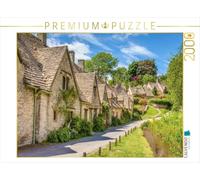 Puzzle · Arlington Row à Bibury, dans Les Cotswolds, dans Le | Gloucestershire, en Angleterre · Célèbres petites maisons de… · 2000 pièces · Format assemblé 90 × 67 cm · CALVENDO Puzzle