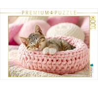 Puzzle · Chaton dans Un Panier en Laine Rose - Un Doux Motif de Sommeil | plein de sécurité · Un petit chaton dort enroulé dans un panier… · 1000 pièces · Format assemblé 64 × 48 cm · CALVENDO Puzzle