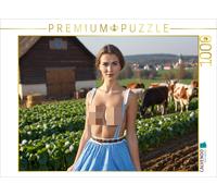 Puzzle CALVENDO Paysanne aux seins nus en dirndl dans une ferme avec des vaches