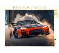 Puzzle CALVENDO Une voiture de course noire et orange roule sur un circuit devan