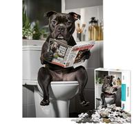Puzzle de 1000 pièces pour Adultes Staffordshire Terrier lisant Le Journal sur Les Toilettes - Jeu éducatif et ludique - Décoration Murale pour Un Père Noël Secret (Dimensions 38x26cm)