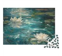 Puzzle de 1000 pièces représentant des nénuphars Blancs colorés dans Un étang. Un défi Impossible et Un Cadeau Amusant. Dimensions : 52 x 38 cm.
