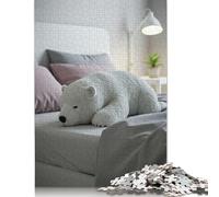 Puzzle de 1000 pièces représentant Un Ours Polaire en Peluche sur Un lit. Puzzle en Bois pour Adultes, idéal pour se détendre et Lutter Contre Le Stress. (75 x 50 cm)