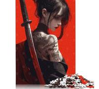 Puzzle de 1000 pièces représentant Une Femme tatouée avec Un Katana sur Un carré Rouge. Jeu éducatif en Papier pour Adultes, 38 x 26 cm. Jeu Familial.