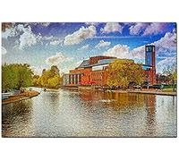 Puzzle de 2000 pièces représentant Le Royal Shakespeare Theatre de Stratford-Upon-Avon, en Angleterre. Idéal pour Les Adultes. Cadeau ou Souvenir de Voyage. Dimensions : 70 x 100 cm.