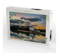 Puzzle · EIN Motiv aus dem Kalender Spanische Provinzen - Asturien | San Salvador Kirche spiegelt sich im ria of Villaviciosa · 1000 pièces · Format assemblé 64 × 48 cm · CALVENDO Puzzle