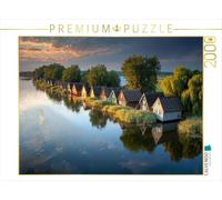 Puzzle · Hangars à Bateaux au Bord du lac Müritz | 2000 pièces · Format assemblé 90 × 67 cm · CALVENDO Puzzle