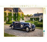 Puzzle · Hispano-Suiza J 12 (France, 1933) dans la Cour d'honneur pavée | d'un château français de la Renaissance · Un roadster de luxe… · 2000 pièces · Format assemblé 90 × 67 cm · CALVENDO Puzzle