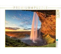 Puzzle · La Seljalandsfoss, l'une des Plus Belles Cascades d'Islande | C'est seulement à la lueur chaude du soir que toute sa beauté… · 1000 pièces · Format assemblé 64 × 48 cm · CALVENDO Puzzle