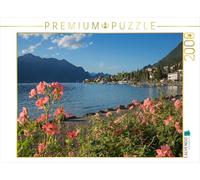 Puzzle · Les rives pittoresques du lac à Malcesine | Promenade au bord de l'eau à Malcesine, avec ses rosiers en… · 2000 pièces · Format assemblé 90 × 67 cm · CALVENDO Puzzle