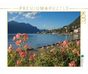 Puzzle · Les rives pittoresques du lac à Malcesine | Promenade au bord de l'eau à Malcesine, avec ses rosiers en… · 2000 pièces · Format assemblé 90 × 67 cm · CALVENDO Puzzle