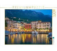 Puzzle · Malcesine de Nuit | Reflet évocateur des lumières sur le port · 1000 pièces · Format assemblé 64 × 48 cm · CALVENDO Puzzle