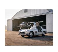 Puzzle · Mercedes-Benz 300 SL « à Portes en Aile » (Allemagne, 1954-1957 | devant un hangar d'aviation, à la lumière du matin · Voiture de… · 2000 pièces · Format assemblé 90 × 67 cm · CALVENDO Puzzle