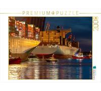 Puzzle · Navires Porte-conteneurs à Quai | Dans la lueur chaleureuse des lumières du port · 2000 pièces · Format assemblé 90 × 67 cm · CALVENDO Puzzle
