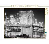 Puzzle · New York Historique : l'ancien Pont de Brooklyn la Nuit | Un pont suspendu illuminé se détache dans l'obscurité sur une… · 1000 pièces · Format assemblé 64 × 48 cm · CALVENDO Puzzle