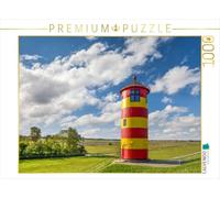 Puzzle · Phare de Pilsum, Krummhörn, Frise Orientale, Basse-Saxe | Une balise maritime rouge et jaune trône, solitaire, sur le… · 1000 pièces · Format assemblé 64 × 48 cm · CALVENDO Puzzle