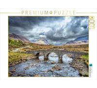 Puzzle · Pont Ancien de Sligachan | Un motif célèbre de l'île de Skye · En arrière-plan, on peut… · 1000 pièces · Format assemblé 64 × 48 cm · CALVENDO Puzzle