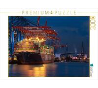 Puzzle · Porte-conteneurs CMA CGM Chris he Colomb | Dans la lueur chaleureuse des lumières du port · 2000 pièces · Format assemblé 90 × 67 cm · CALVENDO Puzzle