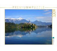 Puzzle · Reflet de l'église et des Montagnes dans Le lac de Bled | Reflet de l'église sur l'îlot et les montagnes des Alpes dans… · 1000 pièces · Format assemblé 64 × 48 cm · CALVENDO Puzzle