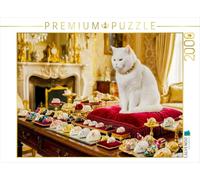 Puzzle · Salle d'apparat : Un Chat et sa Collection raffinée de Jouets de | luxe pour souris · Un chat majestueux est assis dans la salle… · 2000 pièces · Format assemblé 90 × 67 cm · CALVENDO Puzzle