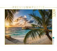 Puzzle · Sonnenuntergang am Malediven-Strand mit traditionellem Dhoni-Boot | und Palmen · Goldenes Abendlicht taucht das tropische… · 1000 pièces · Format assemblé 64 × 48 cm · CALVENDO Puzzle