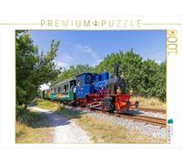 Puzzle · Train à vapeur historique, île de Borkum | Une locomotive à vapeur siffle à travers un paysage insulaire… · 1000 pièces · Format assemblé 64 × 48 cm · CALVENDO Puzzle
