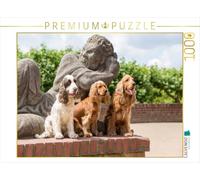 Puzzle · trois cockers sont assis devant une statue en pierre | 1000 pièces · Format assemblé 64 × 48 cm · CALVENDO Puzzle